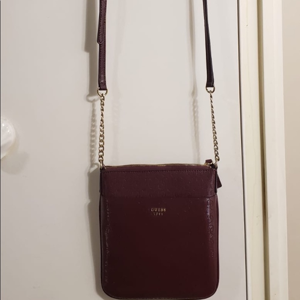 GUESS Maroon Gold Chain Sidebag - Picture 2 of 7
